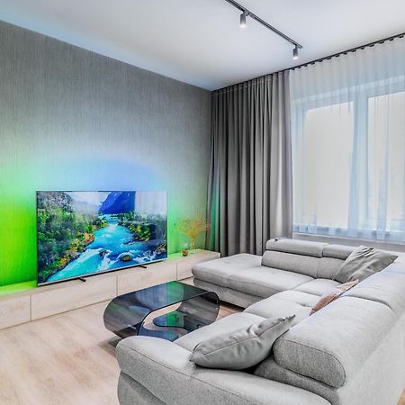 Chalupku - Luxurious Apartment 70M2 In Direct Centrum With Parking Included, Air-Conditioned, Balcony, Quiet Sleep, Best In Town Besztercebánya Kültér fotó