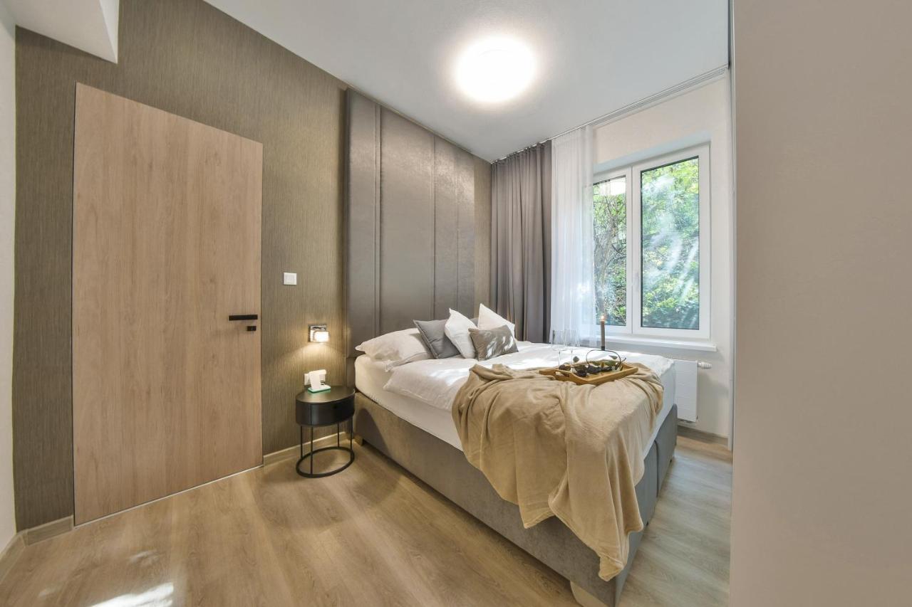 Chalupku - Luxurious Apartment 70M2 In Direct Centrum With Parking Included, Air-Conditioned, Balcony, Quiet Sleep, Best In Town Besztercebánya Kültér fotó