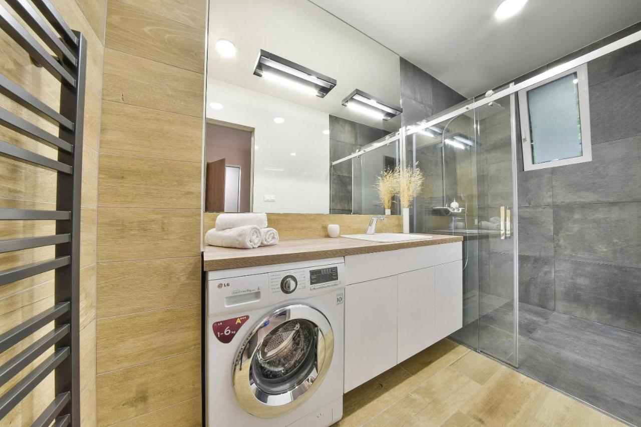 Chalupku - Luxurious Apartment 70M2 In Direct Centrum With Parking Included, Air-Conditioned, Balcony, Quiet Sleep, Best In Town Besztercebánya Kültér fotó